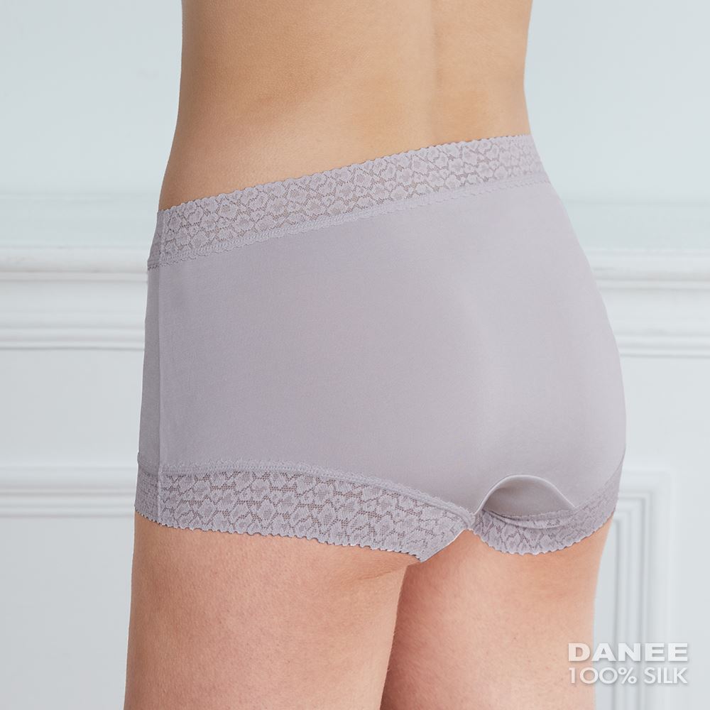 Vassarette Women's Invisibly Smooth Boyshort 